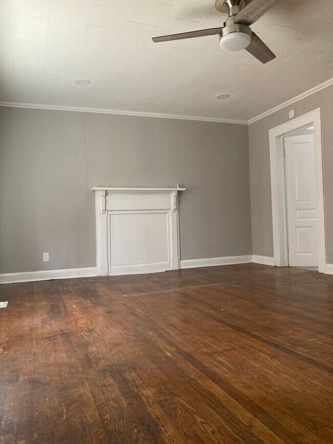 Building Photo - Super cute, newly renovated 3 bed, 1 bath ...
