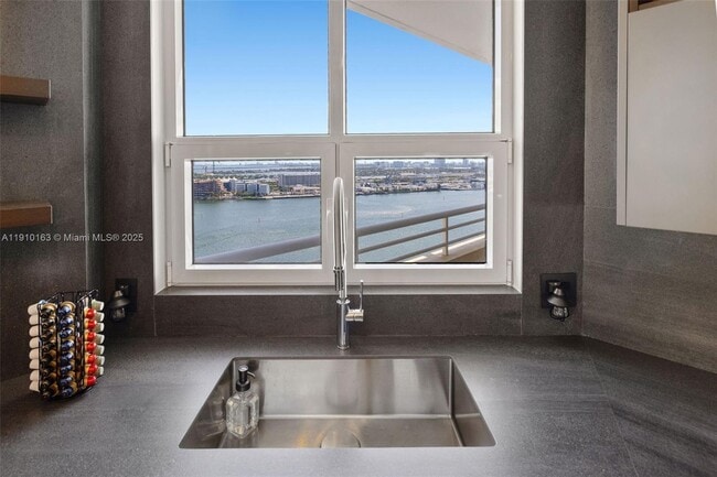 Building Photo - 808 Brickell Key Dr