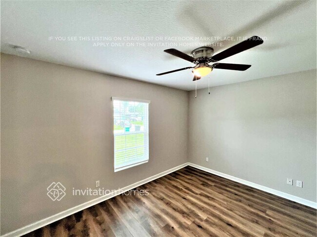 Building Photo - 832 SE Starflower Ave