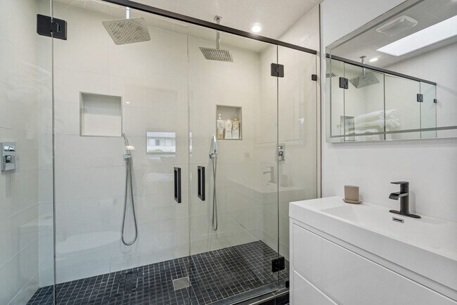 Building Photo - 3470 Carlsbad Blvd