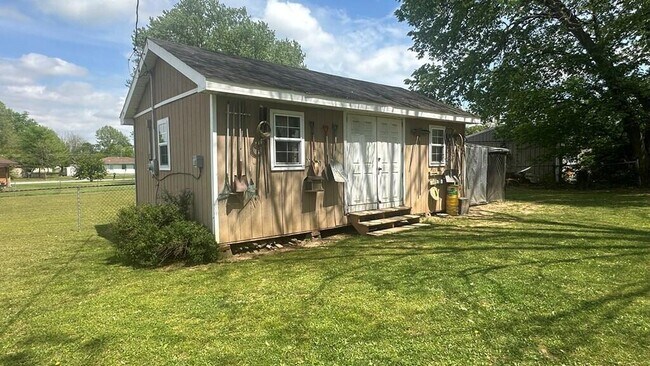 Building Photo - 204 Crest Dr