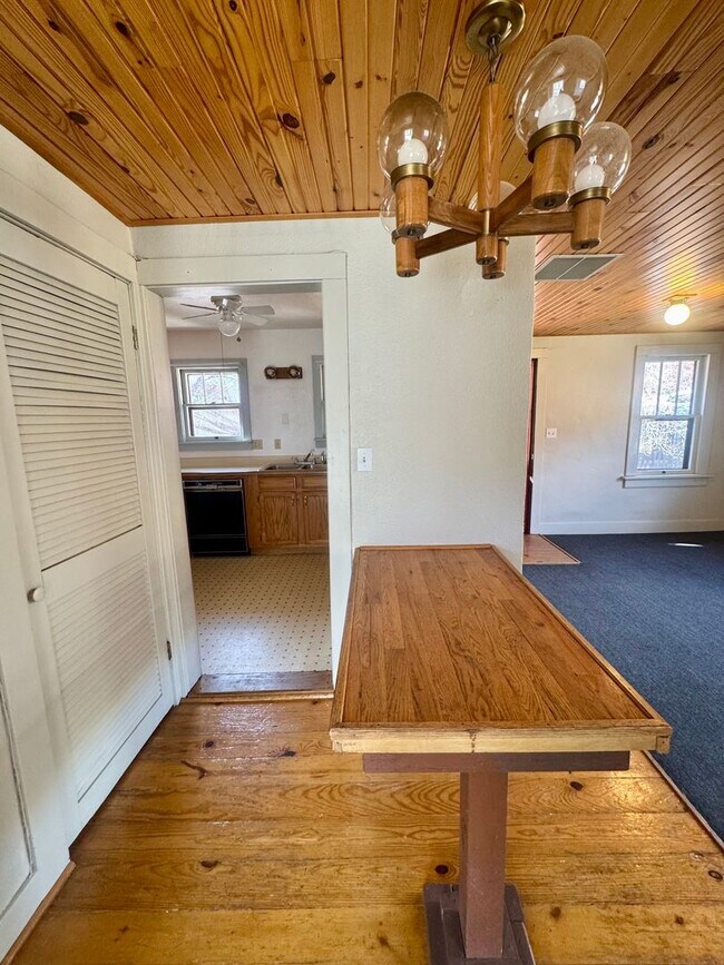 Building Photo - Cave Ave