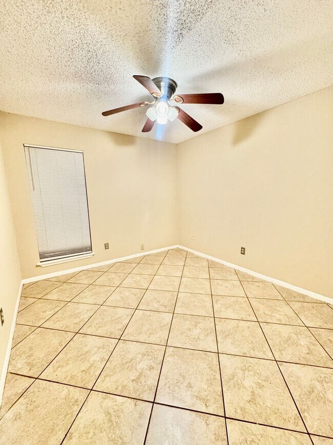 Building Photo - 5909 Golden Canyon Dr