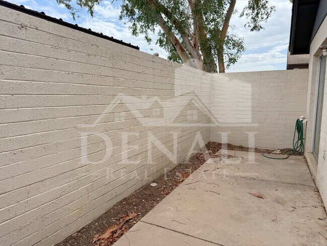 Building Photo - 1028 W Malibu Dr