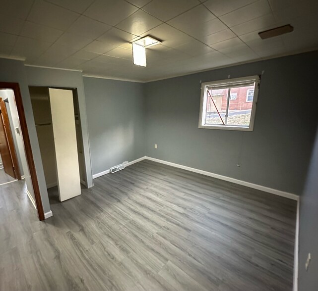 Building Photo - 206 Thompson Ave