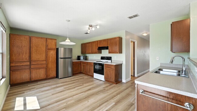 Building Photo - 209 Hinge Loop