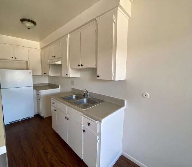 Interior Photo - El Capistrano Apartments