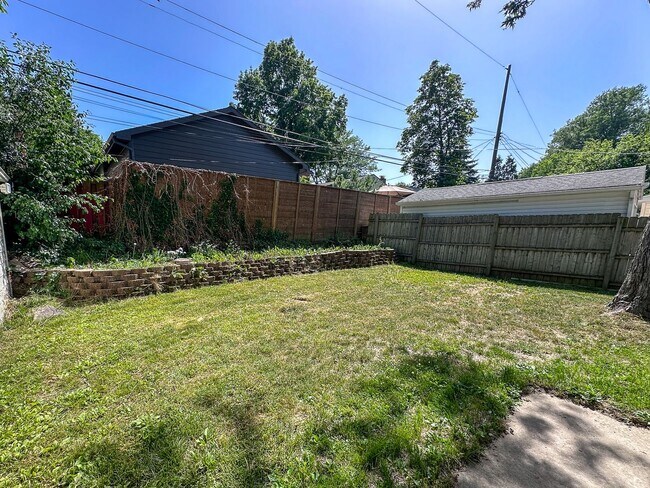 Building Photo - 2610 Albert Dr SE
