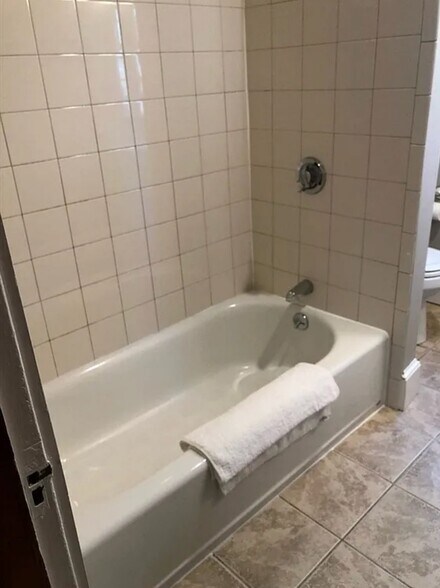 Bathroom tub - 124 Bynner St