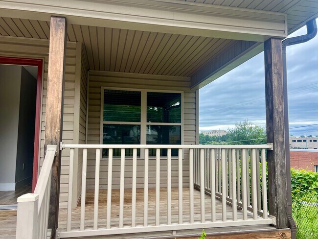 Building Photo - Beautiful home 3 minutes from ETSU!