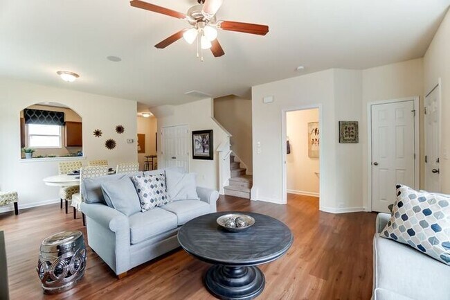 Building Photo - Beautiful 3 Bedroom 2.5 Bath Townhome in G...