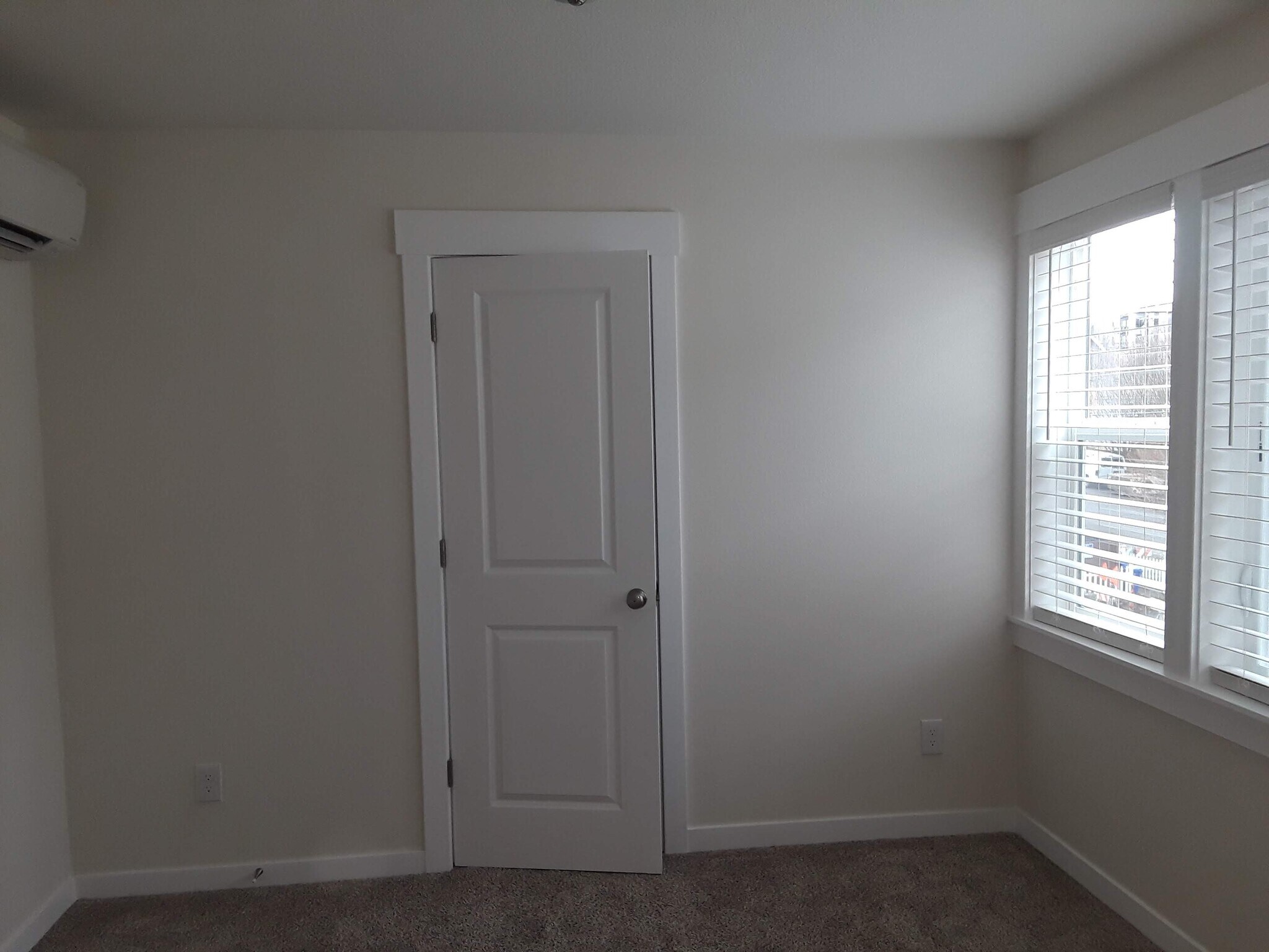 Bedroom with bathroom - 8814 N Edison St