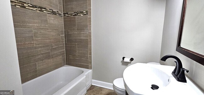 Building Photo - 1752 Parkhill Dr