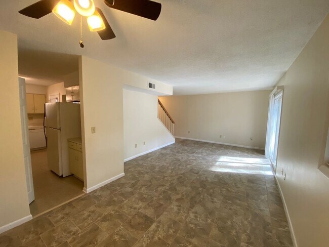 Building Photo - 449 Hickory Hill Dr