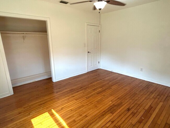 Building Photo - 3 bedroom 1 bath home with a large yard an...