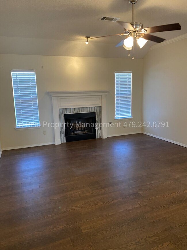 Building Photo - July Move In! Great house!! 3 bed 2 bath 2...