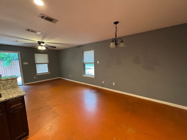 Building Photo - Lacy Lakeview Duplex