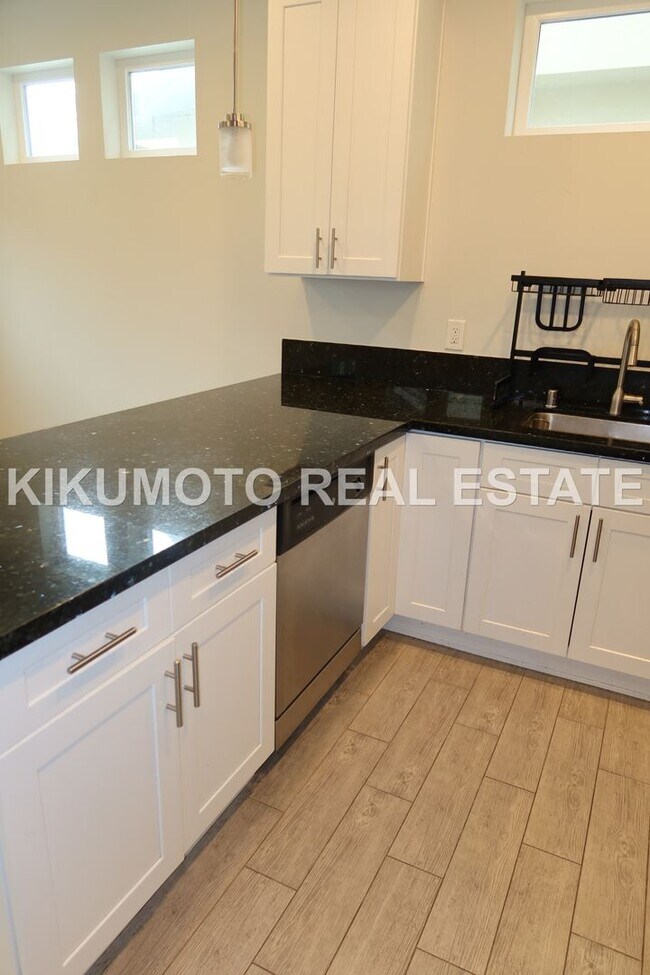 Building Photo - Modern & Elegant Tri-level home in the Riv...