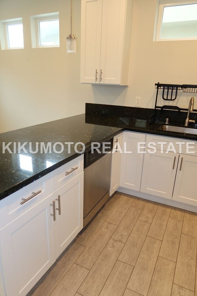 Building Photo - Modern & Elegant Tri-level home in the Riverside Terrance Community