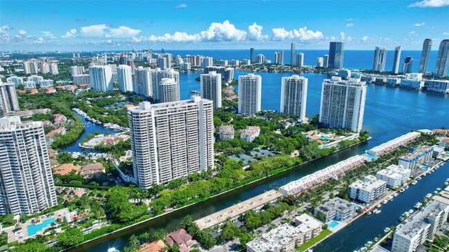 Building Photo - 2000 Island Blvd