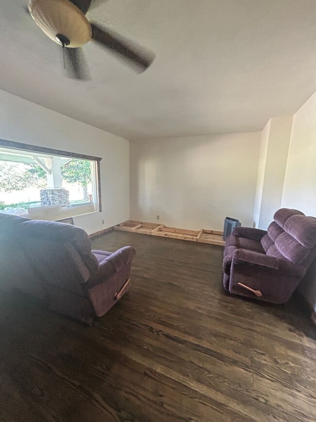 Building Photo - Large 5 bed 2.5 bath in peaceful county se...