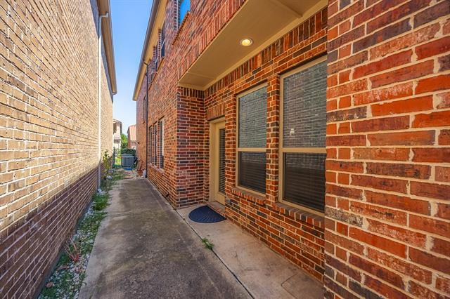 Building Photo - 6646 DeLeon St