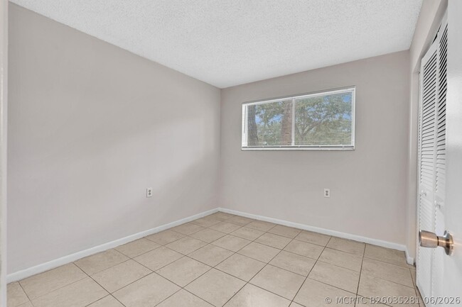 Building Photo - 1020 Lake Victoria Dr