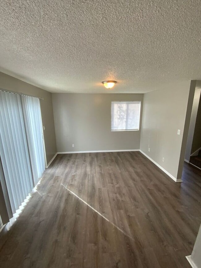 Building Photo - Sumner Townhome Duplex w/ 1 car carpot & N...