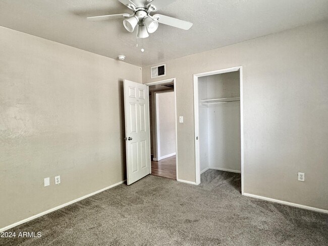 Building Photo - 731 W 12th Pl