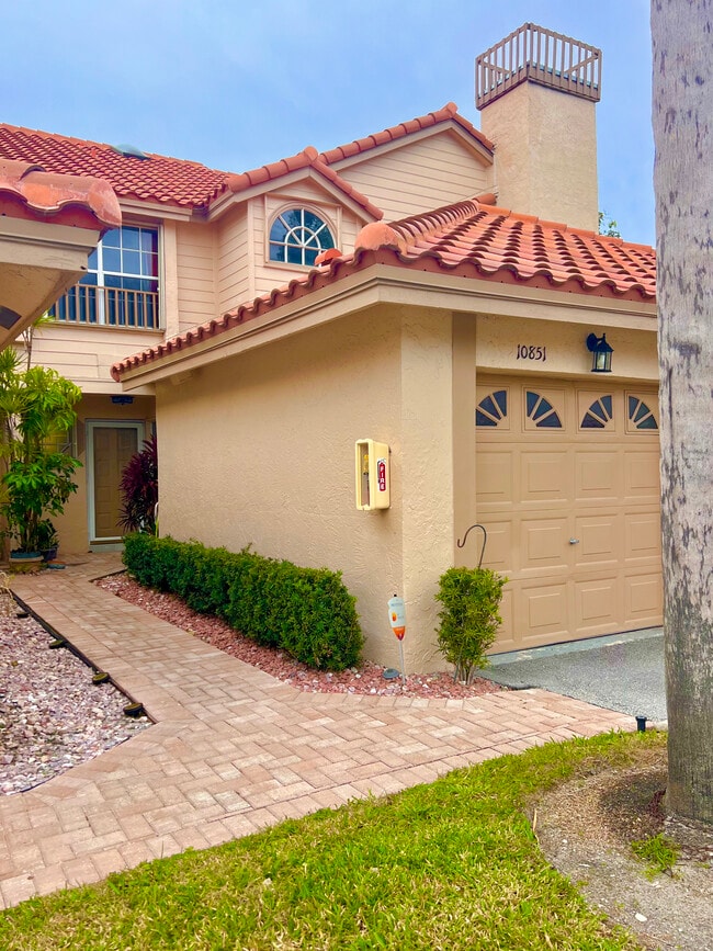 Building Photo - 10851 Cypress Glen Dr