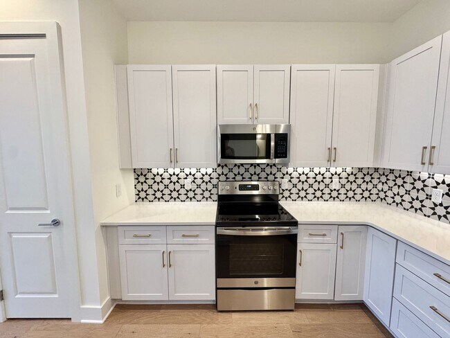 Building Photo - 3 Bedroom, 2.5 Bathroom Home w/ 2 Car Garage in Downtown Franklin