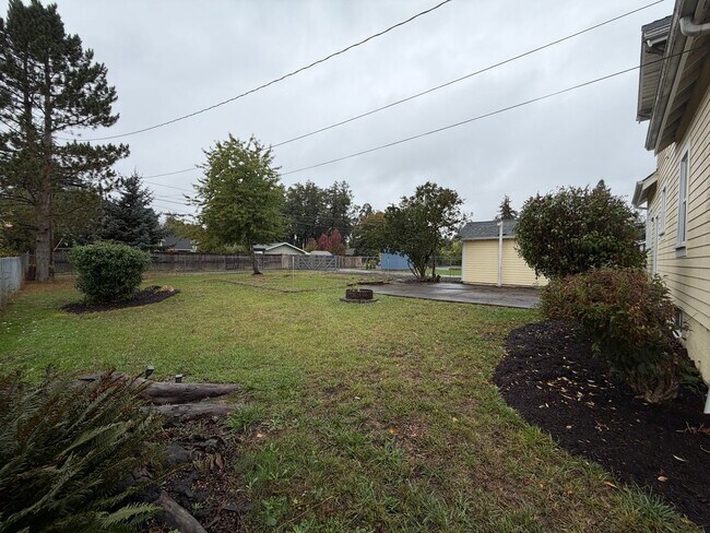Building Photo - 3 Bedroom 1.5 Bath Single Family house on ...