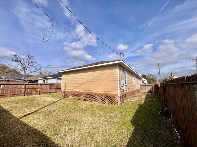 Building Photo - 301 Enid St