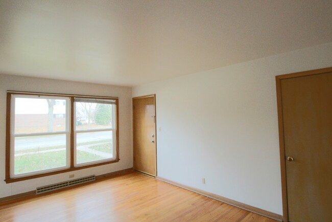 Building Photo - APPLY NOW! Cozy 2 Bedroom Lower Apartment ...