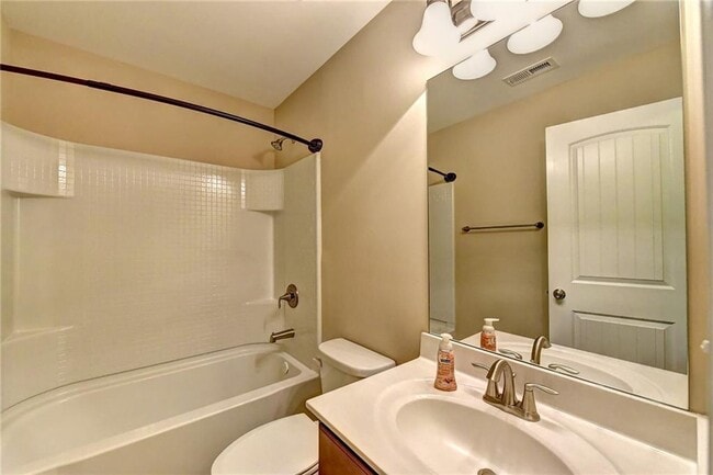 Building Photo - 1075 Hampton Oaks Dr