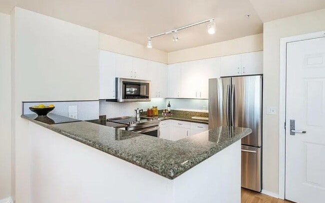 Building Photo - Lovely one bedroom, one bath condo, that has been recently updated with fresh paint.