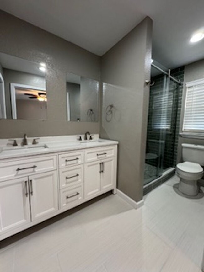 Building Photo - Updated Modern bathrooms, spacious bedroom...