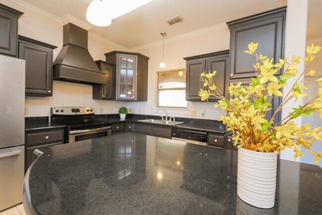 Building Photo - 707 St James Dr