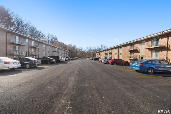 Building Photo - 2913 W Cannes Dr