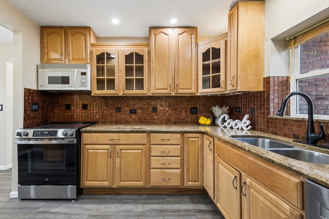 Building Photo - 23 W Algonquin Rd