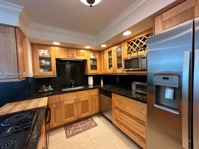 Building Photo - 2655 Collins Ave