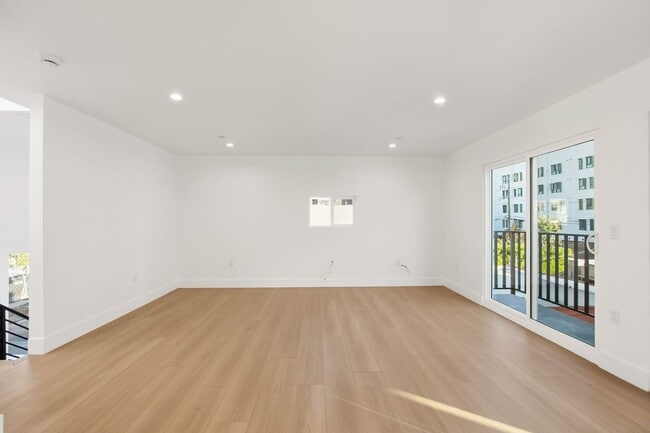 Building Photo - 828 N Detroit St