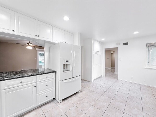 Building Photo - 2248 Drayton Ave