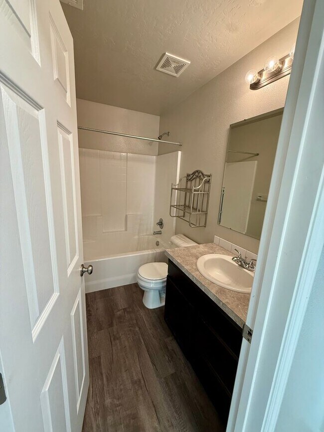 Building Photo - Great location, 3 bedroom two bath home fo...