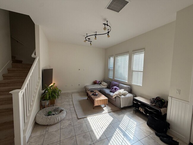 Building Photo - 3 Bedroom 2 Bath Unit