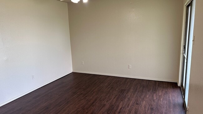 Building Photo - 2 Bedroom/2 Bathroom Duplex
