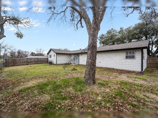 Building Photo - 5413 Odessa Ave