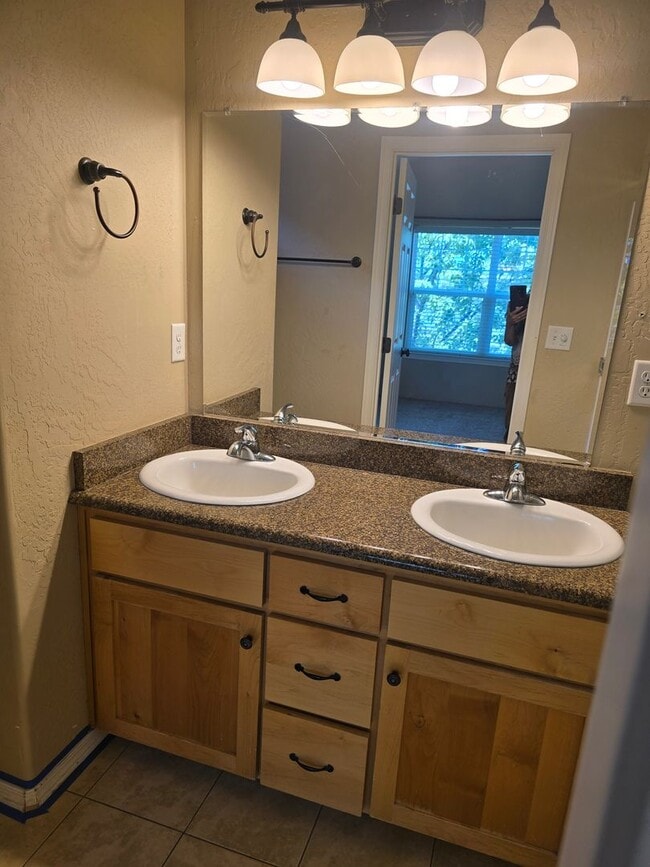Building Photo - 3 Bedroom 2.5 Bath in Talent