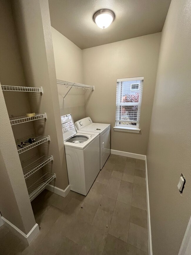 Building Photo - Single Level Home with Nice Layout