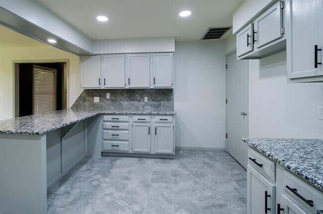 Building Photo - 3215 Woodsboro Dr